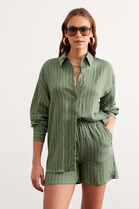 G28-4931-ÇAĞLAYEŞİLİ-LLEVUREÜst GiyimÖnü Düğmeli Çizgili Oversize Gömlek ÇAĞLA YEŞİLİ - Levure Önü Düğmeli Çizgili Oversize Gömlek ÇAĞLA YEŞİLİ