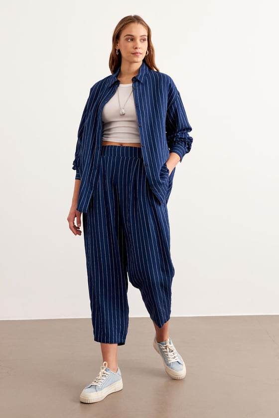 G28-4931-LACİVERT-LLEVUREÜst GiyimÖnü Düğmeli Çizgili Oversize Gömlek LACİVERT - Levure Önü Düğmeli Çizgili Oversize Gömlek LACİVERT