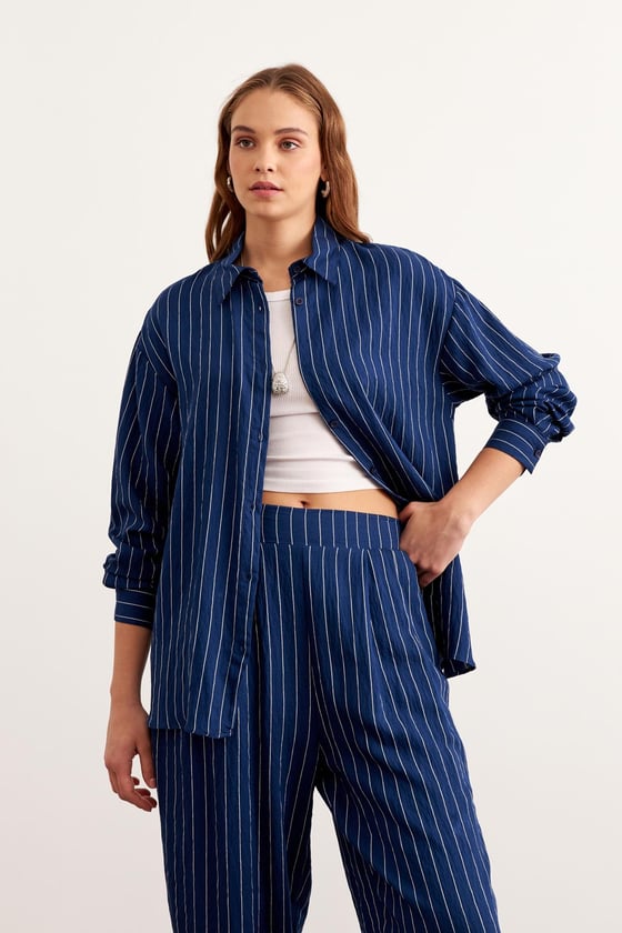 G28-4931-LACİVERT-LLEVUREÜst GiyimÖnü Düğmeli Çizgili Oversize Gömlek LACİVERT - Levure Önü Düğmeli Çizgili Oversize Gömlek LACİVERT