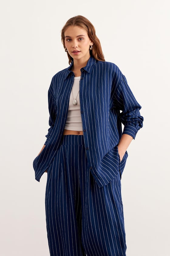 G28-4931-LACİVERT-LLEVUREÜst GiyimÖnü Düğmeli Çizgili Oversize Gömlek LACİVERT - Levure Önü Düğmeli Çizgili Oversize Gömlek LACİVERT