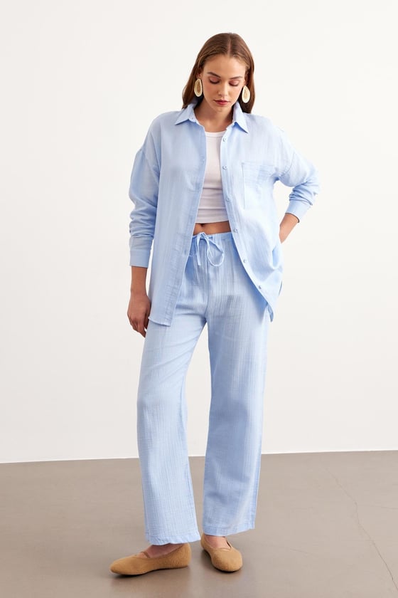 G28-4915*-MAVİ-LLEVUREÜst GiyimÖnü Düğmeli Tek Cepli Oversize Gömlek MAVİ - Levure Önü Düğmeli Tek Cepli Oversize Gömlek MAVİ