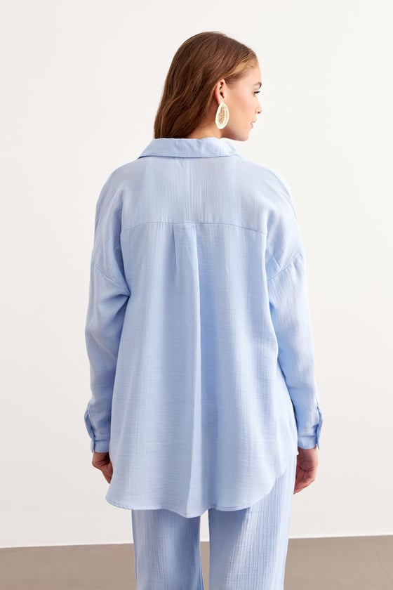 G28-4915*-MAVİ-LLEVUREÜst GiyimÖnü Düğmeli Tek Cepli Oversize Gömlek MAVİ - Levure Önü Düğmeli Tek Cepli Oversize Gömlek MAVİ