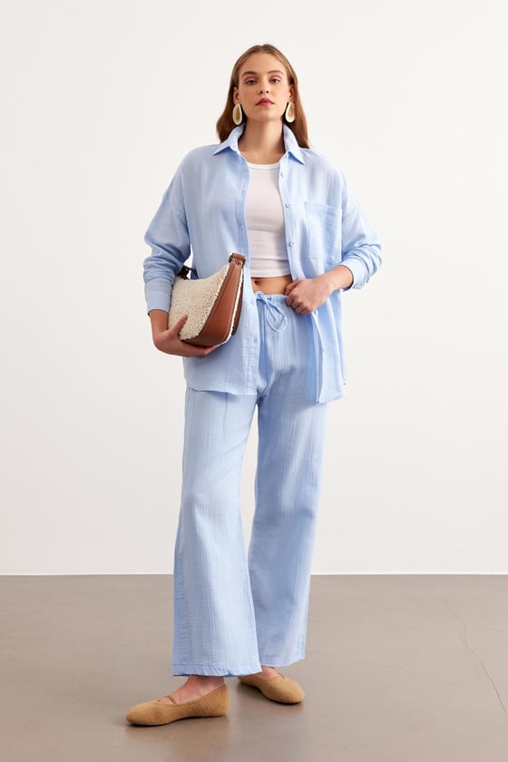 G28-4915*-MAVİ-LLEVUREÜst GiyimÖnü Düğmeli Tek Cepli Oversize Gömlek MAVİ - Levure Önü Düğmeli Tek Cepli Oversize Gömlek MAVİ