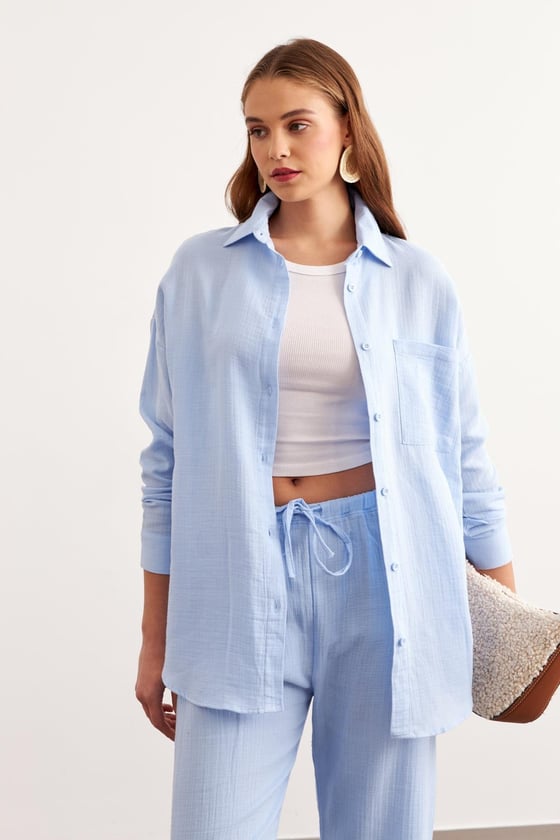 G28-4915*-MAVİ-LLEVUREÜst GiyimÖnü Düğmeli Tek Cepli Oversize Gömlek MAVİ - Levure Önü Düğmeli Tek Cepli Oversize Gömlek MAVİ