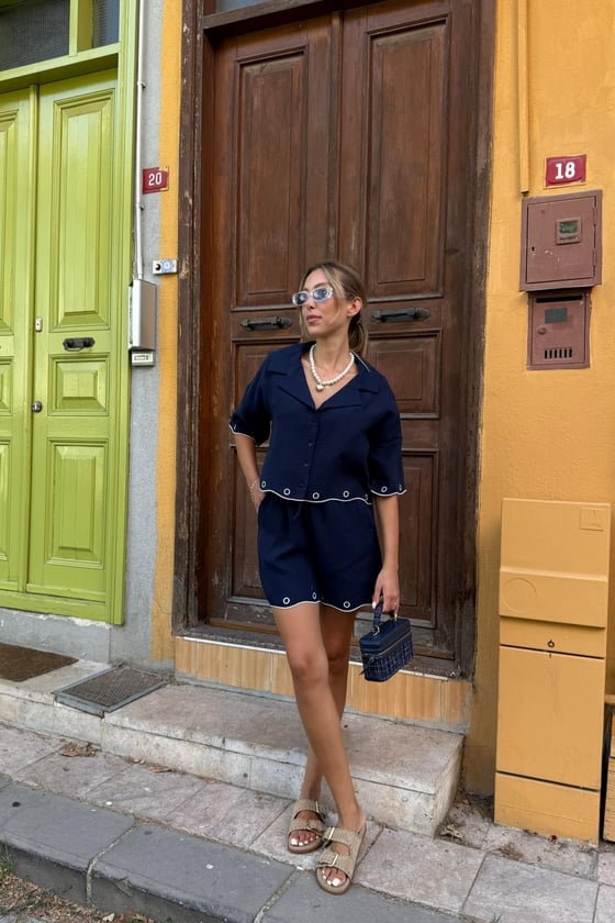 S28-1199-LACİVERT-LLEVUREAlt GiyimPaça Nakış Detaylı Beli Lastikli Kısa Şort LACİVERT