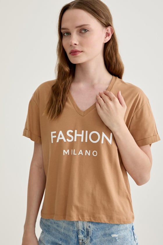 V Yaka Kol Katlama Detaylı Tshirt BİSKÜVİ