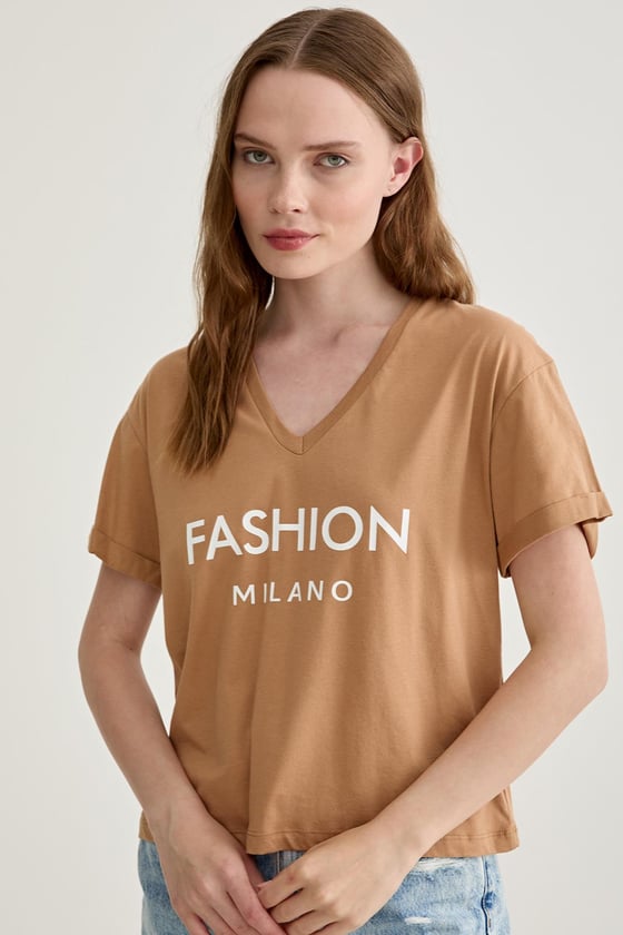 V Yaka Kol Katlama Detaylı Tshirt BİSKÜVİ