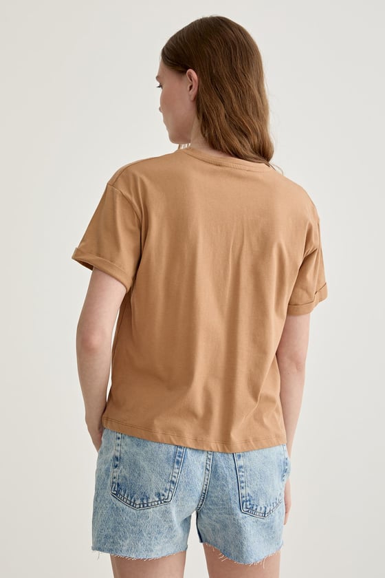 V Yaka Kol Katlama Detaylı Tshirt BİSKÜVİ