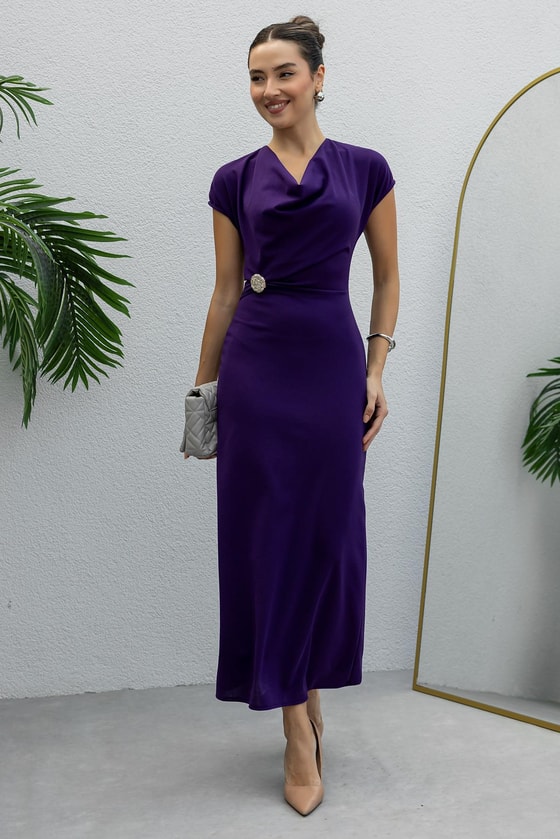 Degaje Yaka Broşlu Elbise - MOR