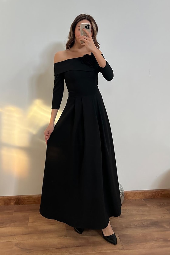 Gül Broşlu Kloş Elbise - SİYAH