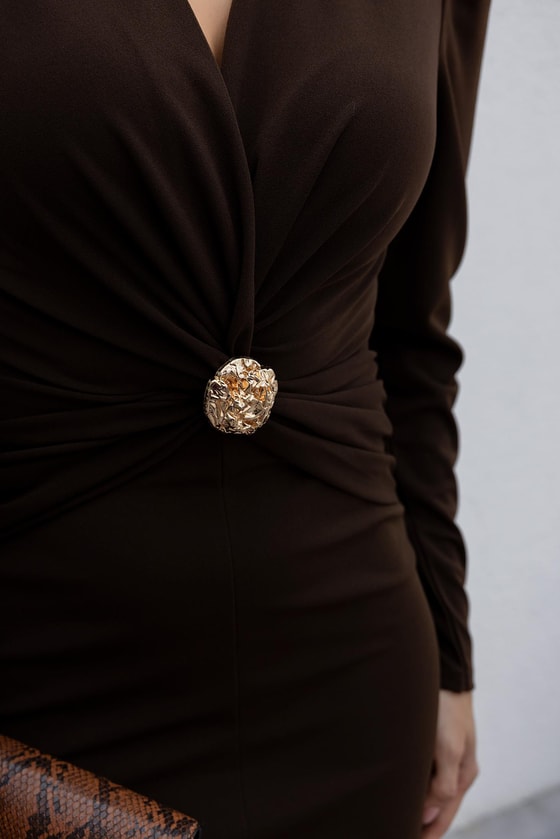 V Yaka Broşlu Elbise - KAHVERENGİ