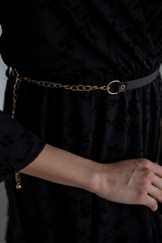 Flok Baskı Zincir Kemerli Elbise - SİYAH