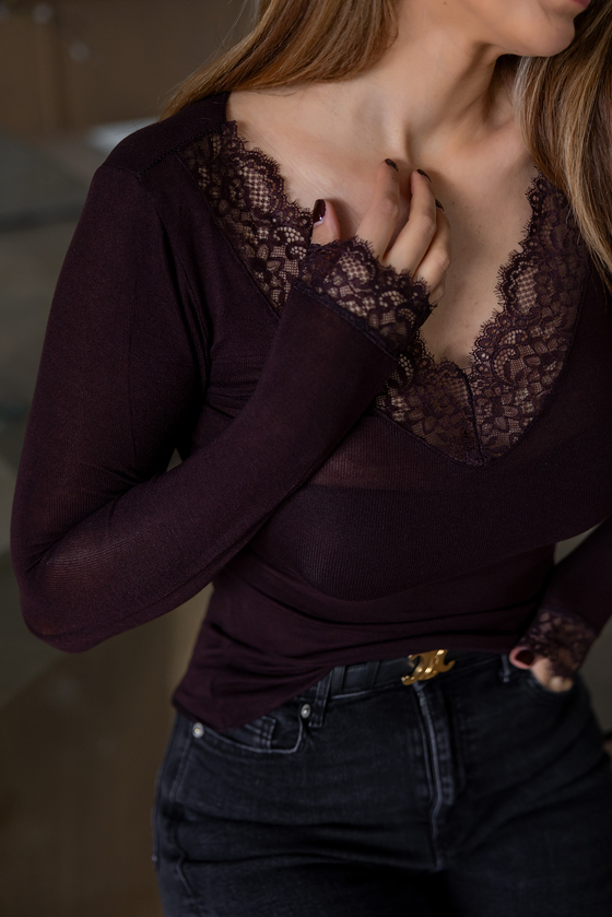 V Yaka Dantel Detaylı Bluz - KAHVERENGİ
