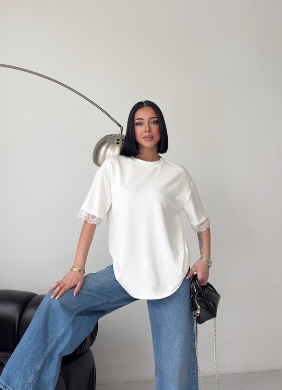 Sırt Dantel Detaylı Yırtmaçlı Beyaz Tshirt