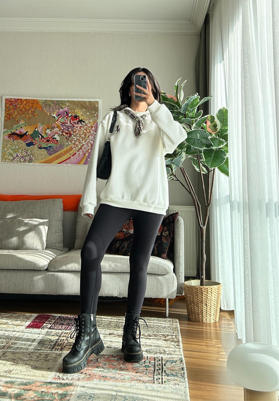  Şika Baskılı Fularlı Sweatshirt Bej