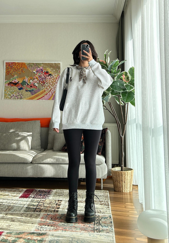  Şika Baskılı Fularlı Sweatshirt Gri