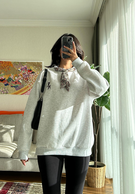  Şika Baskılı Fularlı Sweatshirt Gri