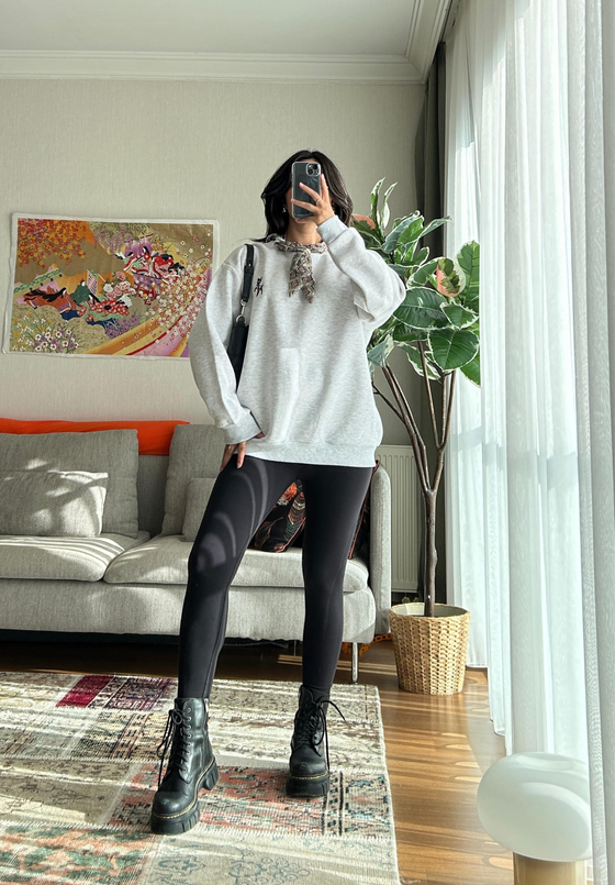  Şika Baskılı Fularlı Sweatshirt Gri