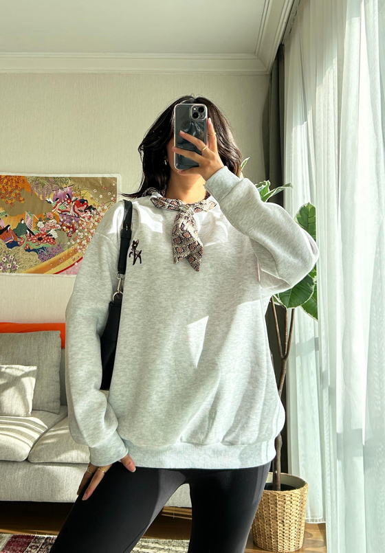  Şika Baskılı Fularlı Sweatshirt Gri