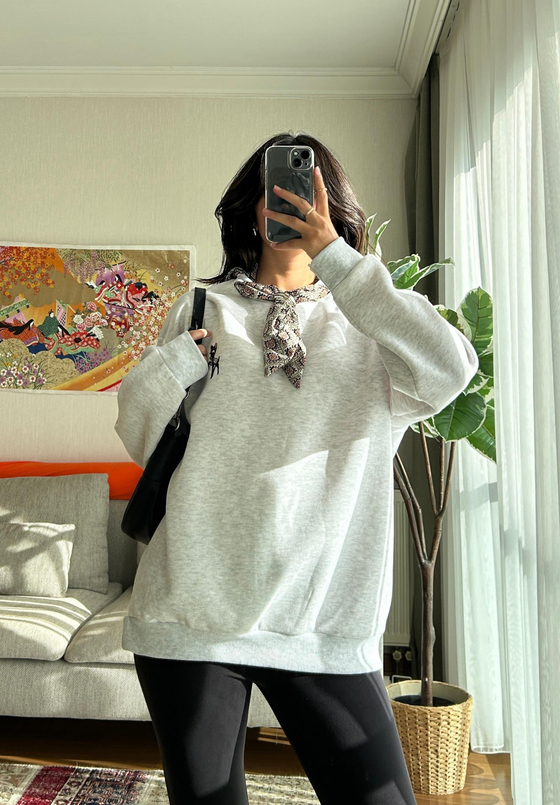  Şika Baskılı Fularlı Sweatshirt Gri