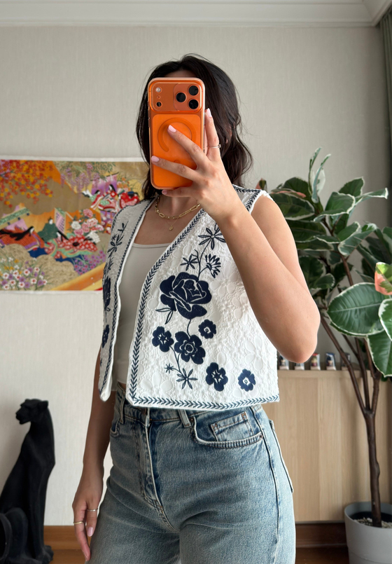 Hina Çiçek Nakışlı Yelek Beyaz