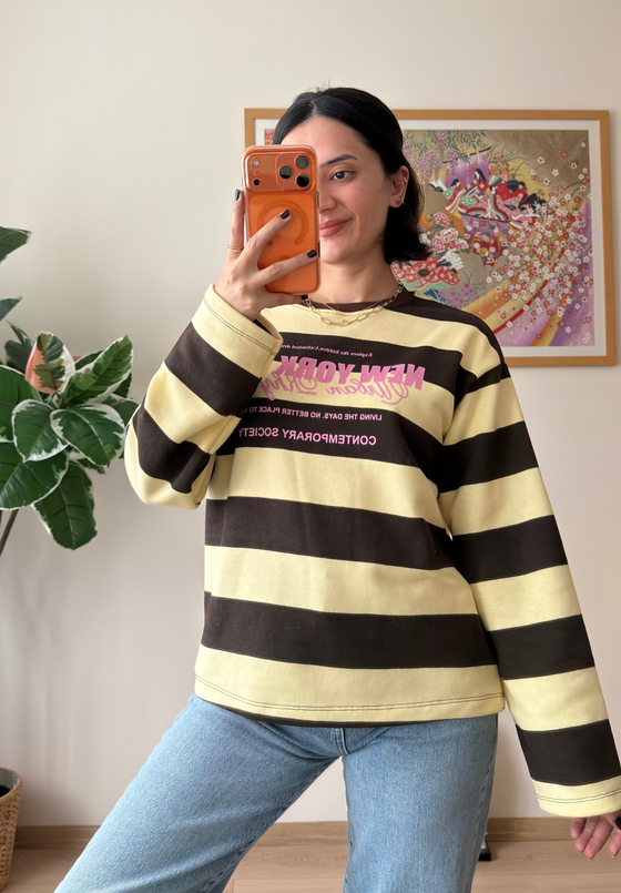 Kalın Çizgili New York Baskılı Oversize Sweatshirt Kahve