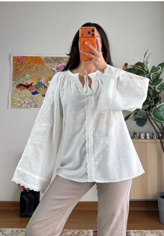 Shiro İşlemeli Dantel Bluz