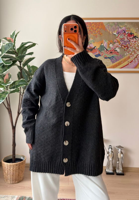 V Yaka Düğmeli Oversize Uzun Hırka Füme