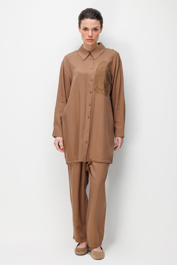 100% natuurlijke LyoCEL gedrapeerde, zachte broek en maxi-tuniek met rozenborduursel en -afwerking - Koffie