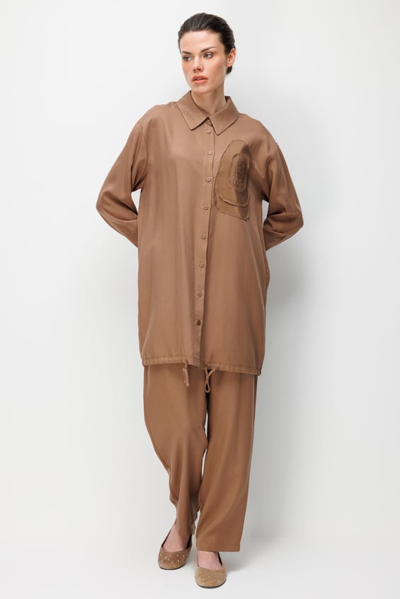 100% natuurlijke LyoCEL gedrapeerde, zachte broek en maxi-tuniek met rozenborduursel en -afwerking - Koffie
