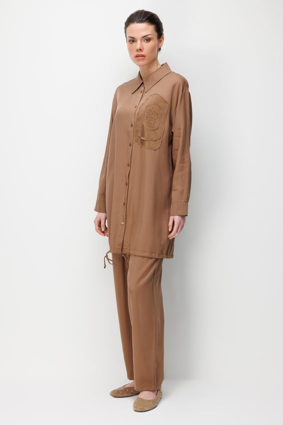 100% natuurlijke LyoCEL gedrapeerde, zachte broek en maxi-tuniek met rozenborduursel en -afwerking - Koffie