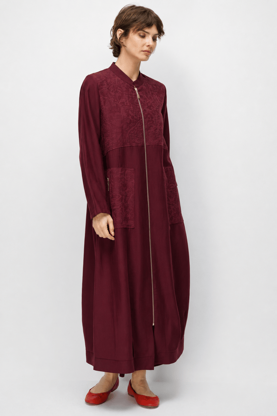 Abaya aus 80 % natürlichem LyoCELL, weich fallend, mit dezentem Musterverzierung – Burgunderrot