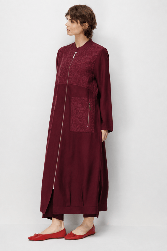Abaya aus 80 % natürlichem LyoCELL, weich fallend, mit dezentem Musterverzierung – Burgunderrot