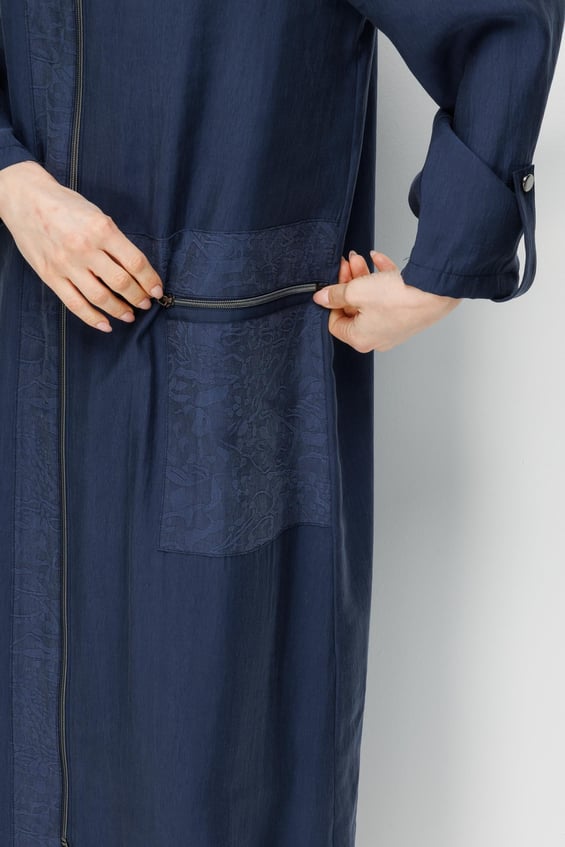 80% natuurlijke LyoCELL gedrapeerde, zachte abaya met afwisselend patroon, versieringen op het lijf en de zakken - Marineblauw