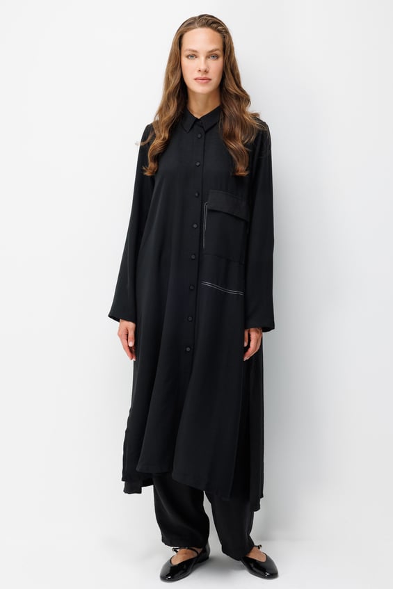 Doğal İçerik Dökümlü Kumaş ve İpekçe Detaylı Düğme Kapamalı Spor Maxi Tunik Kap-Siyah