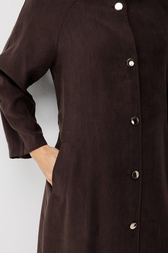 Premium Doğal ve Akıcı Kumaştan Reglan Kollu Düğmeli Midi Trenç-Kahve