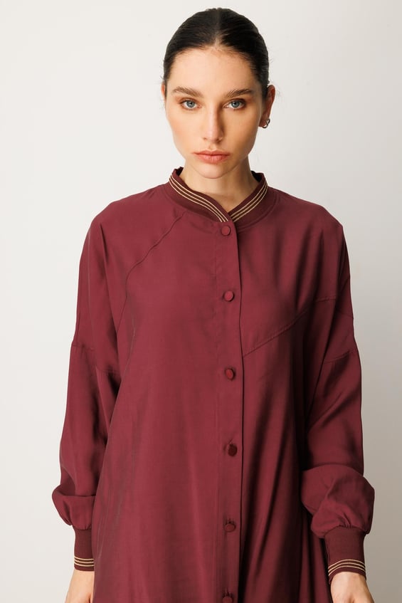 Schlichtes, weiches Modalkleid mit gerippten Ärmeln und Kragen – Abaya/Cape – Burgunderrot