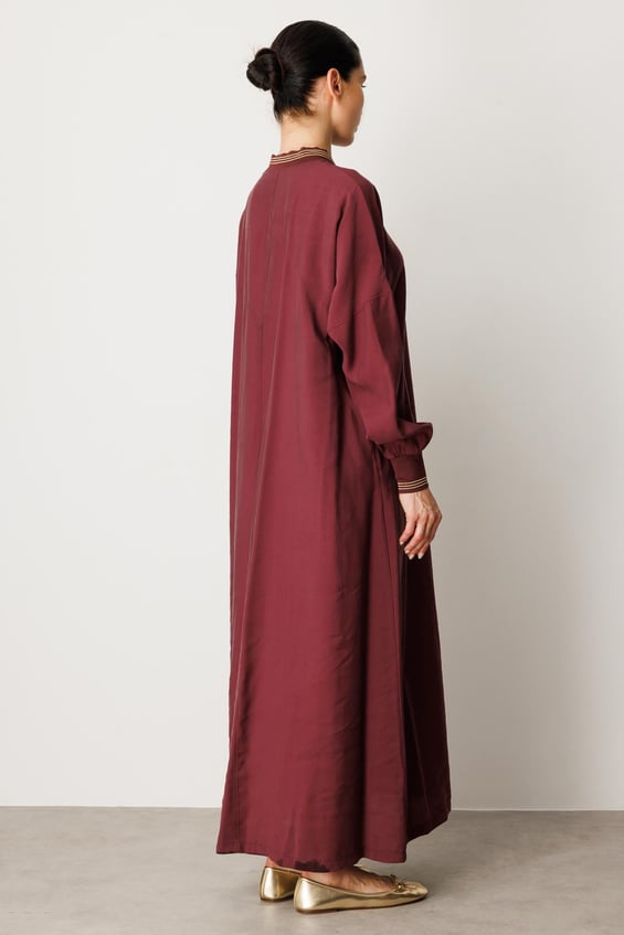 Schlichtes, weiches Modalkleid mit gerippten Ärmeln und Kragen – Abaya/Cape – Burgunderrot