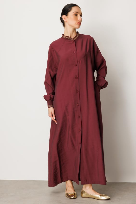 Schlichtes, weiches Modalkleid mit gerippten Ärmeln und Kragen – Abaya/Cape – Burgunderrot