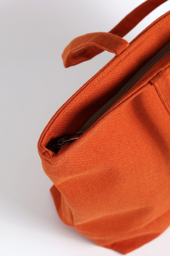 HaşemaHaşema حقيبة شاطئ برتقالية من الكتان لها شعار مطرز 21