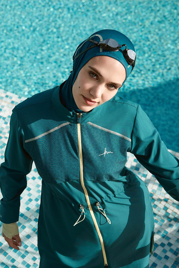 HaşemaHaşema طقم سباحة أخضر 6 قطع للمحجبات بقماش مطاطي مع شريط أخضر أسفل القدم من سلسلة الأداء العالي H-Per50 2010