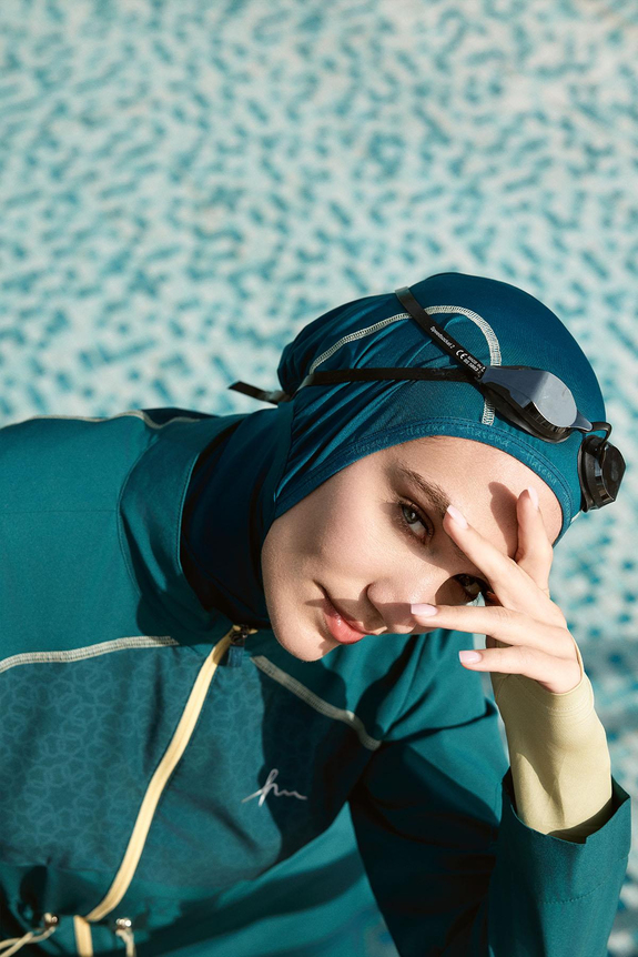 HaşemaHaşema طقم سباحة أخضر 6 قطع للمحجبات بقماش مطاطي مع شريط أخضر أسفل القدم من سلسلة الأداء العالي H-Per50 2010