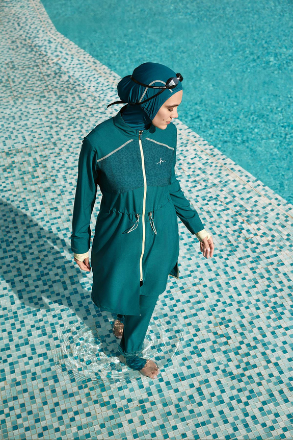 HaşemaHaşema طقم سباحة أخضر 6 قطع للمحجبات بقماش مطاطي مع شريط أخضر أسفل القدم من سلسلة الأداء العالي H-Per50 2010