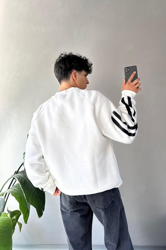 Ters Dikiş Nakışlı Oversize Beyaz Sweatshirt