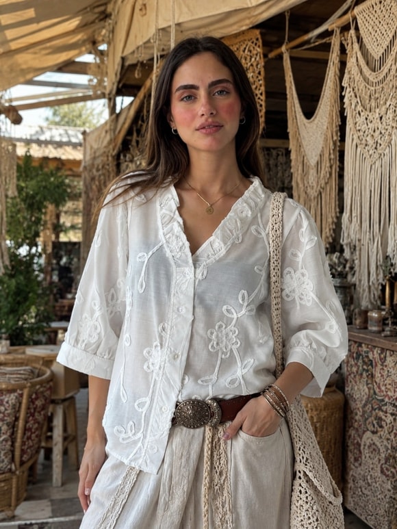 Retrobird Léonie Çiçek Aplikeli Fırfırlı V Yaka Kar Beyaz Gömlek