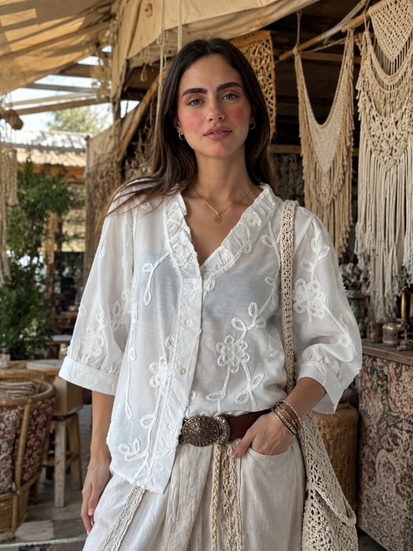 Retrobird Léonie Çiçek Aplikeli Fırfırlı V Yaka Beyaz Gömlek