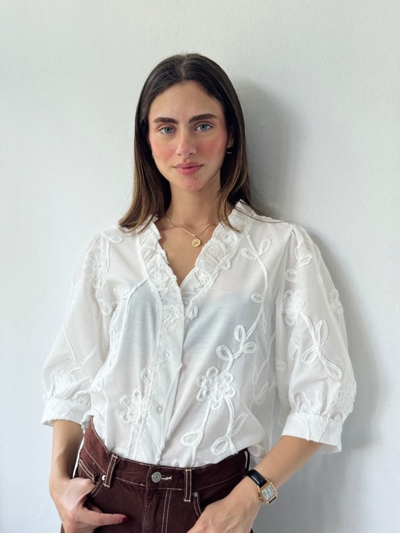 Retrobird Léonie Çiçek Aplikeli Fırfırlı V Yaka Beyaz Gömlek