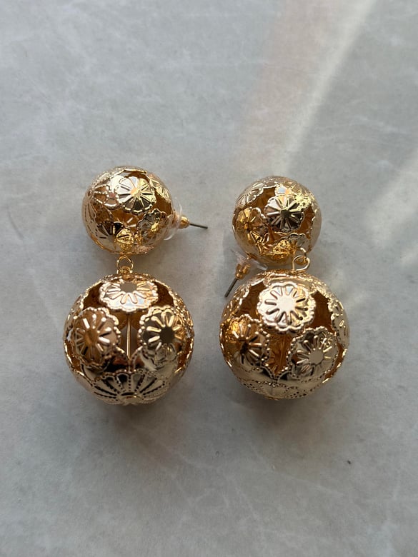Çiçek Motifli Çift Küre Gold Küpe
