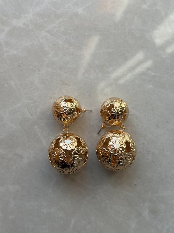Çiçek Motifli Çift Küre Gold Küpe