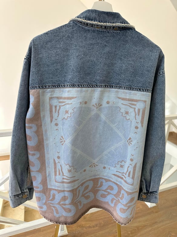 Desen Baskılı Taşlı Jean Ceket
